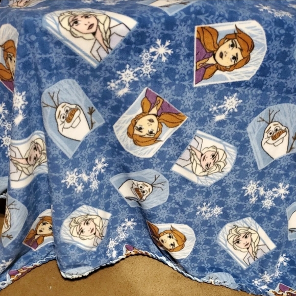 Handmade Disney Frozen Braided Edge Super Soft Fleece Throw XL 53" x 68" SALE - Picture 6 of 7